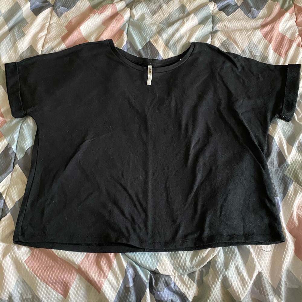 Black cropped fit tee